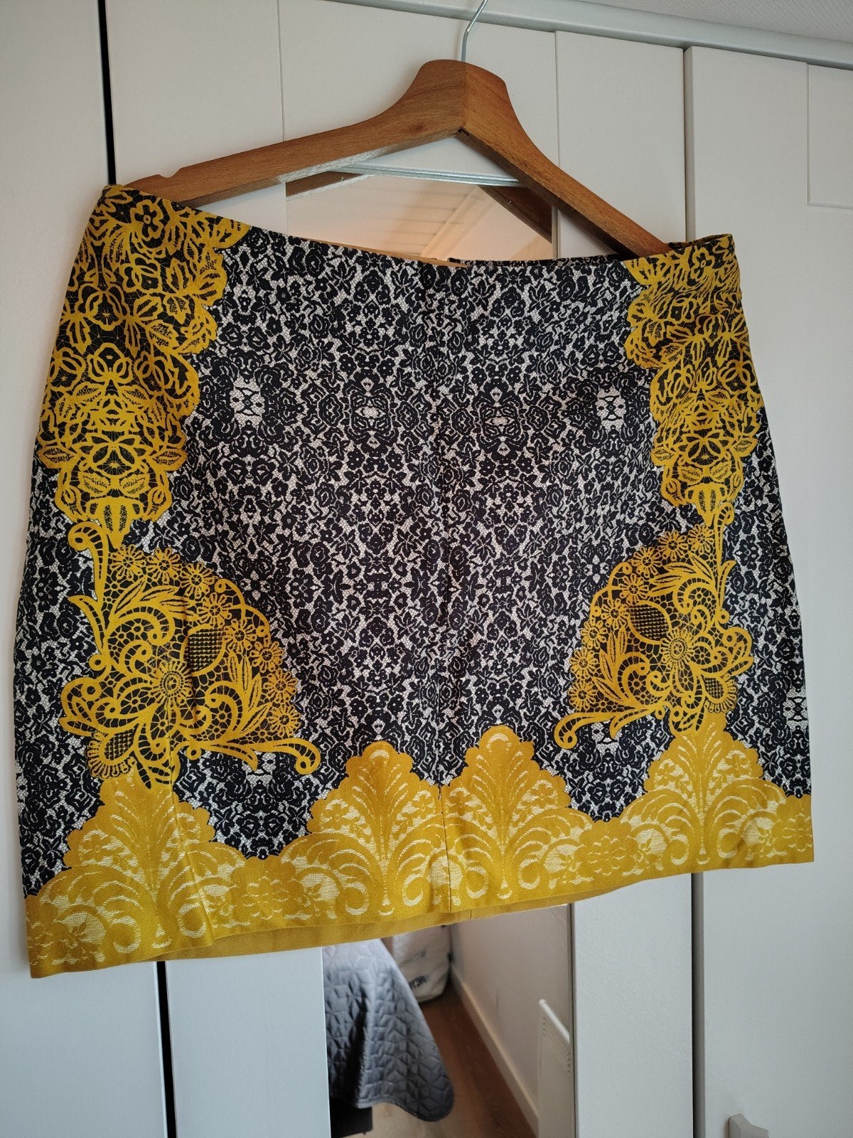 Vanilia Rok Zwart/Geel Kantpatroon 42 Afmeting tekst, Kleding | Dames, Vanilia, Geel, Maat 42/44 (L), Ophalen of Verzenden