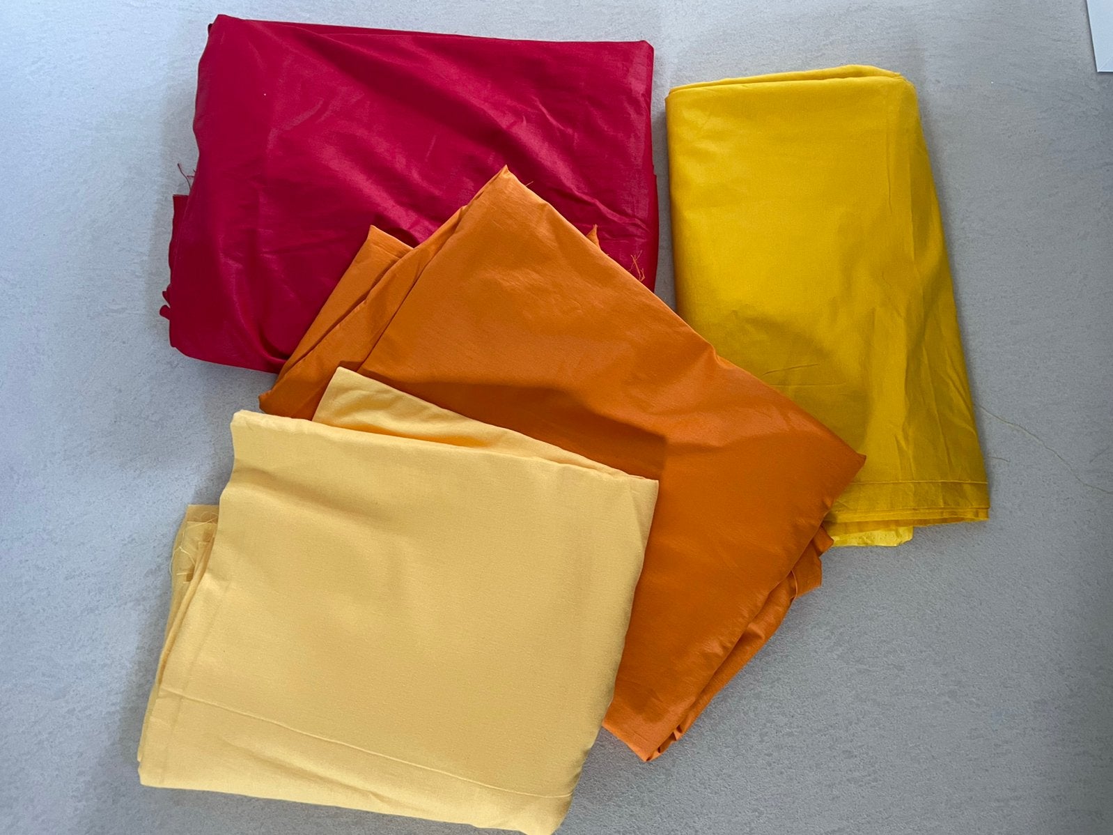 Diverse katoenen stoffen rood oranje geel, Hobby en Vrije tijd, Stoffen en Lappen, Meerkleurig, 120 cm of meer, Nieuw, Ophalen of Verzenden
