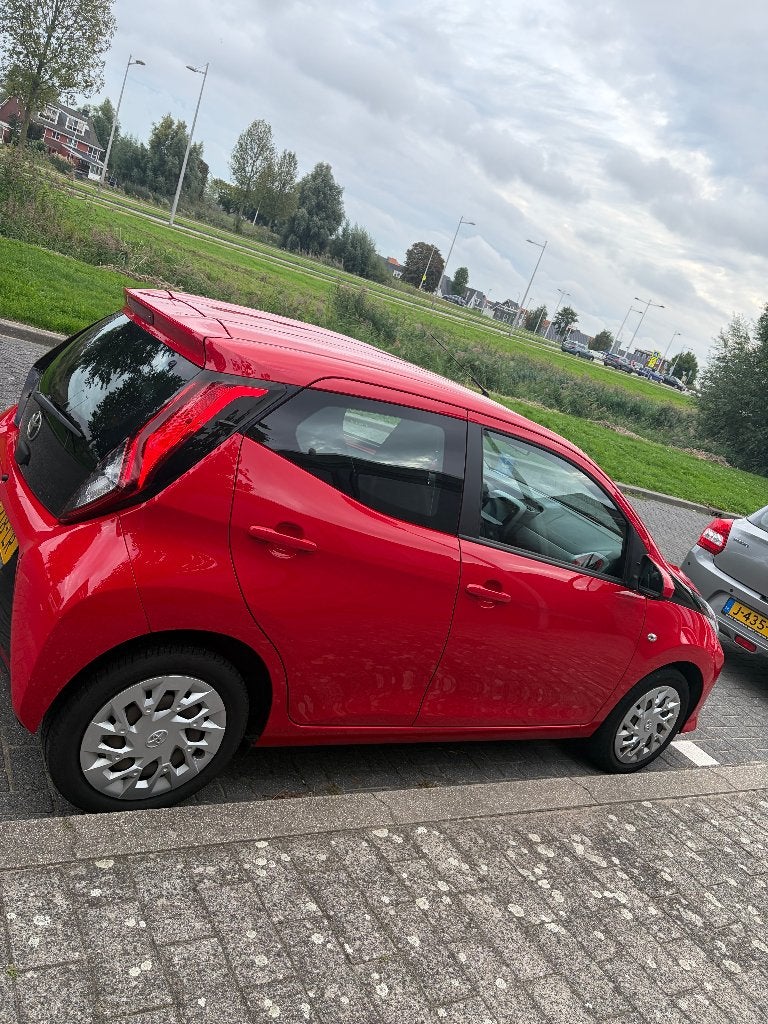 Toyota Aygo 1.0 Vvt-i 72pk 5D 2020 Rood, Auto's, Voorwielaandrijving, Stof, Elektrische ramen, Origineel Nederlands