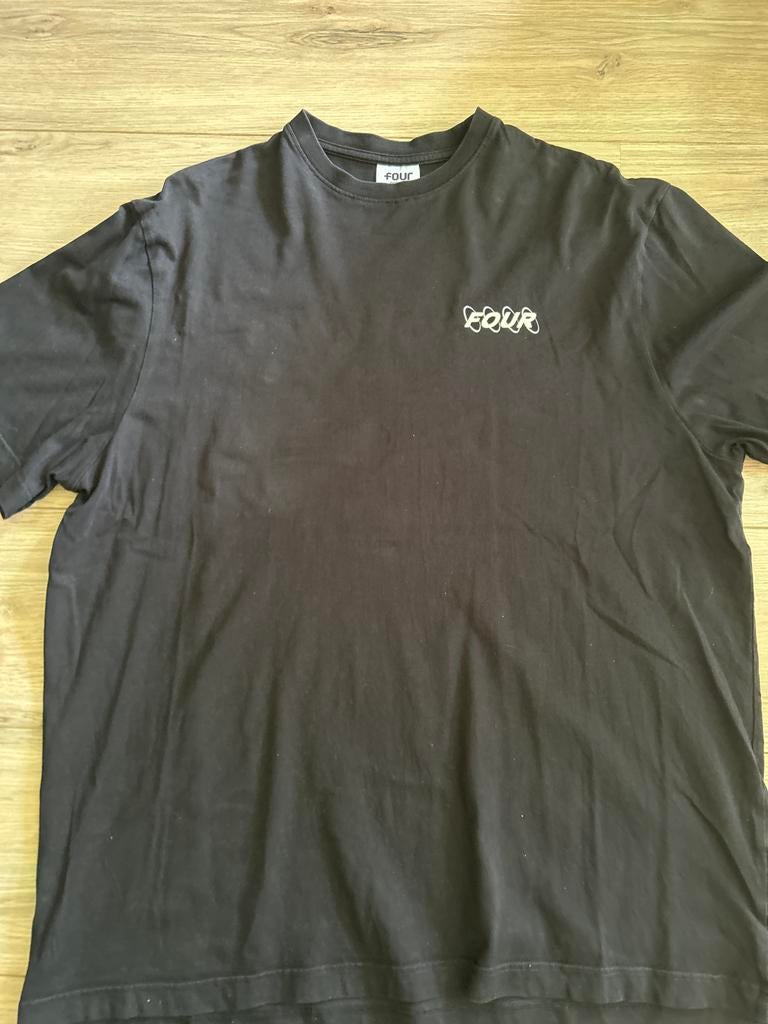 Zwart FOUR T-shirt - Maat L, Kleding | Heren, T-shirts, Ophalen of Verzenden, Gedragen, Maat 52/54 (L), Zwart