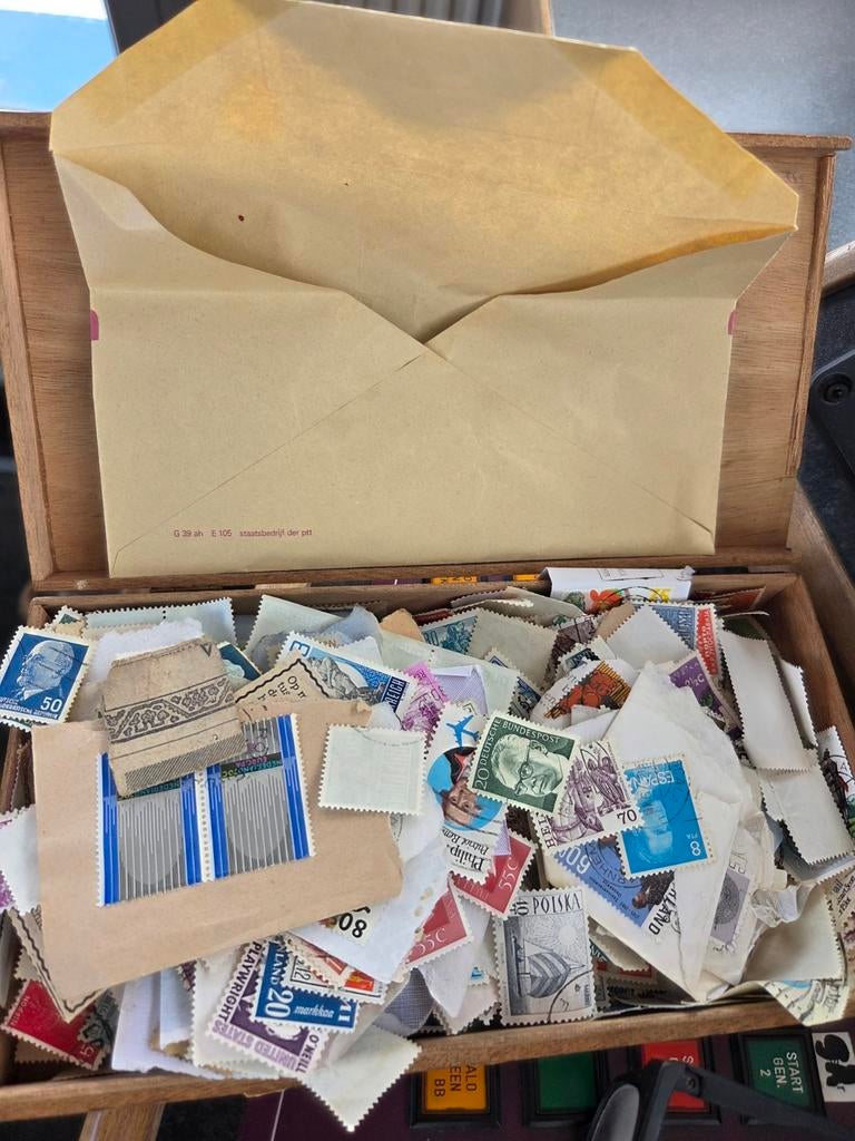 Kistje vol oude postzegels - Wereldwijd assortiment, Ophalen of Verzenden