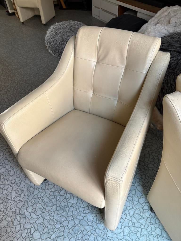 2 Gratis Creme leren eetkamerstoelen / fauteuils, Ophalen, Zo goed als nieuw, Minder dan 75 cm, 50 tot 75 cm