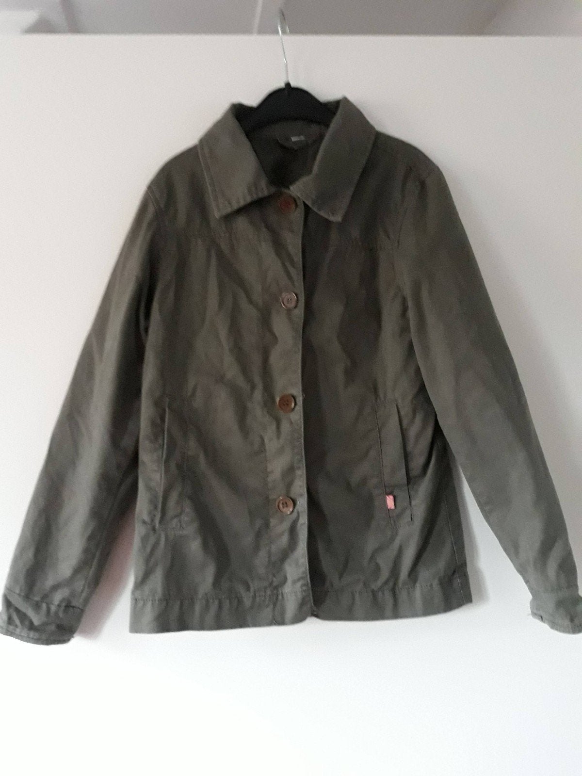 Legergroen jasje met stoere opdruk maat 134/140, Kinderen en Baby's, Kinderkleding | Maat 134, Ophalen of Verzenden, Gebruikt