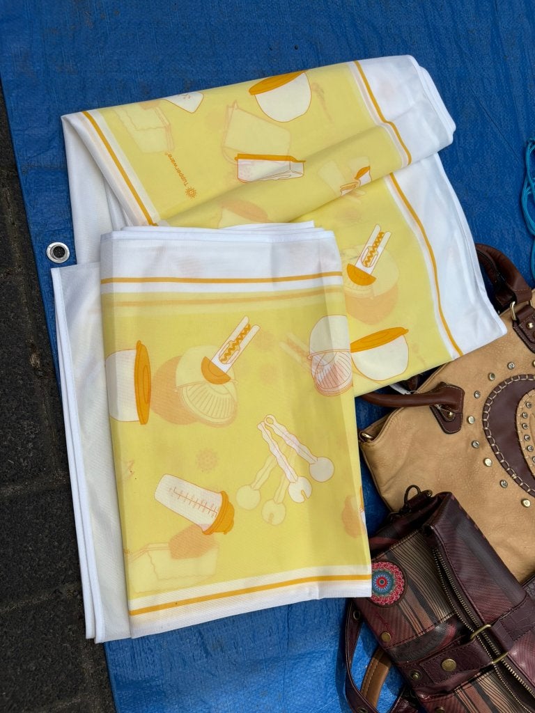 2 Tupperware tafellakens. Ong 1,40 bij 1,75., Ophalen of Verzenden, Zo goed als nieuw, Geel, Overige typen