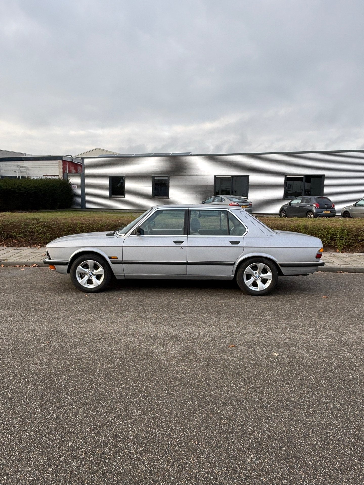 BMW 5-serie 520i AUTOMAAT " TAX FREE ", Automaat, Gebruikt, Metallic lak, 1197 kg