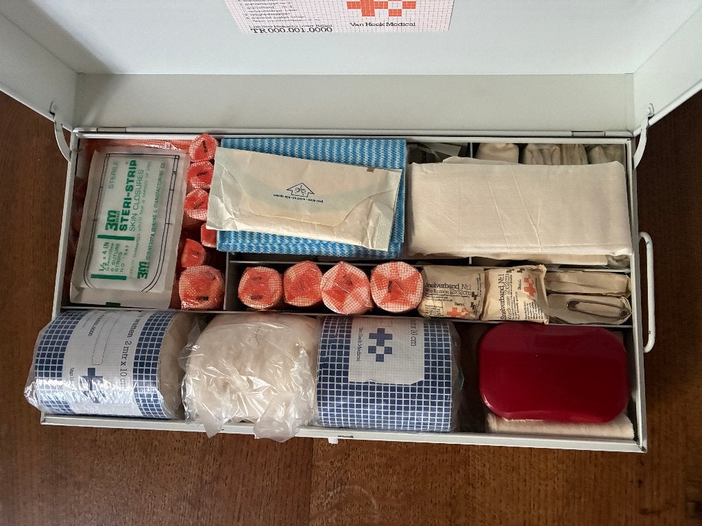 Vintage metalen verbandtrommel met inhoud, Ophalen of Verzenden, Zo goed als nieuw