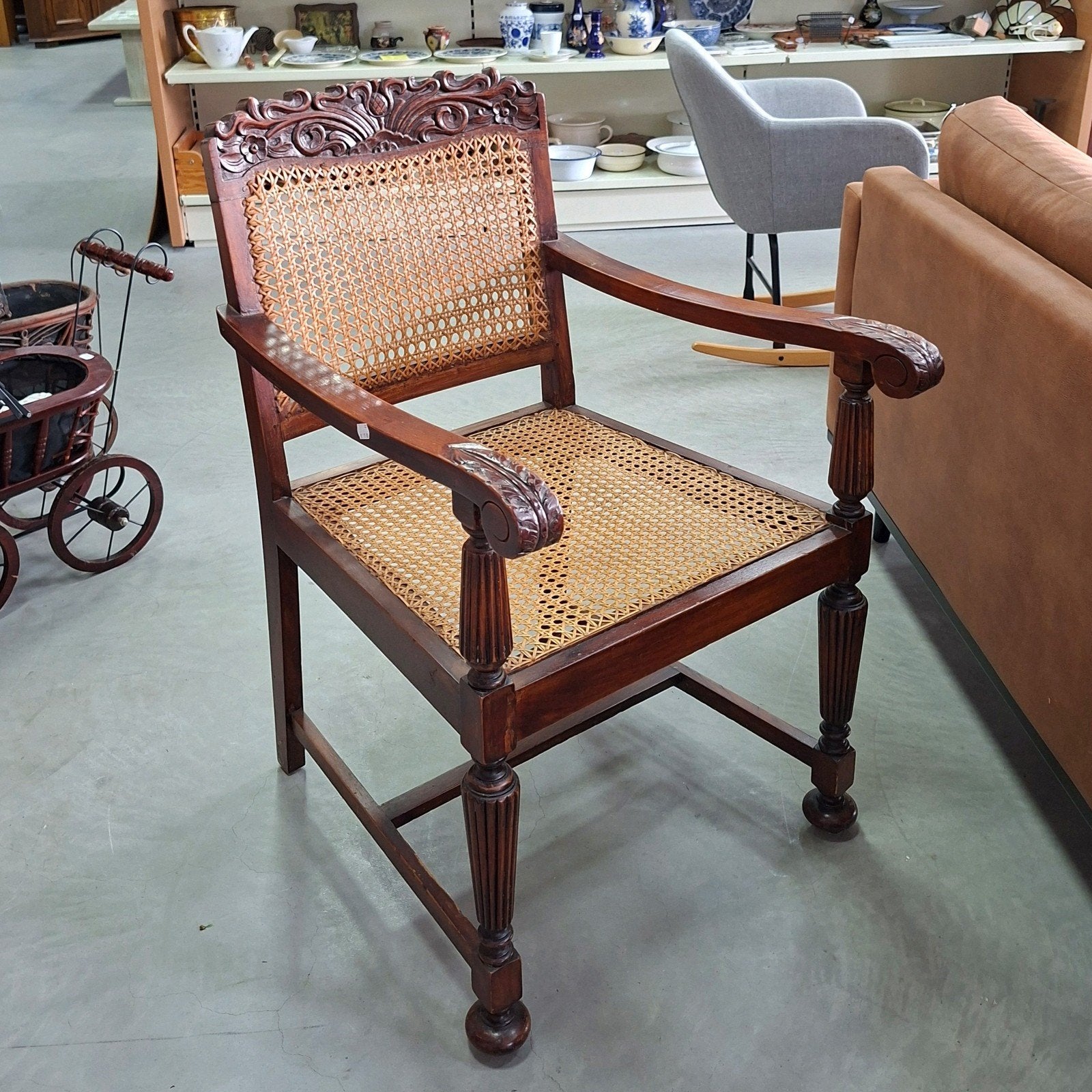 Vintage eiken armstoel | houtsnijwerk | webbing, Ophalen