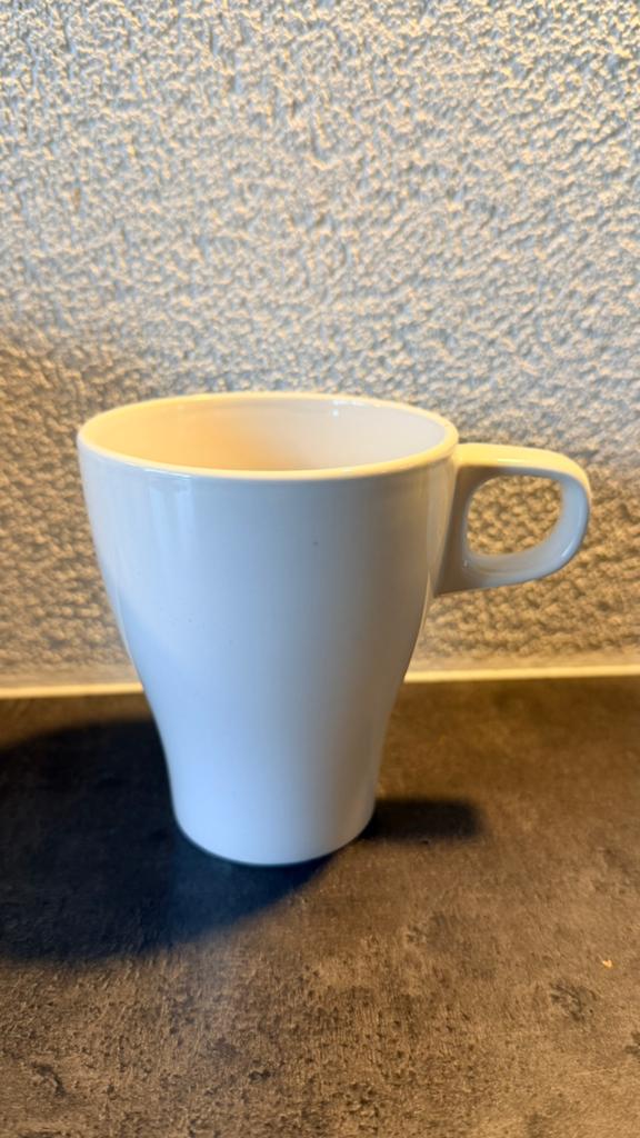 Witte IKEA FÄRGRIK beker / mok (25 cl) – Goede staat!, Keramiek, Ophalen of Verzenden, Zo goed als nieuw, Overige stijlen