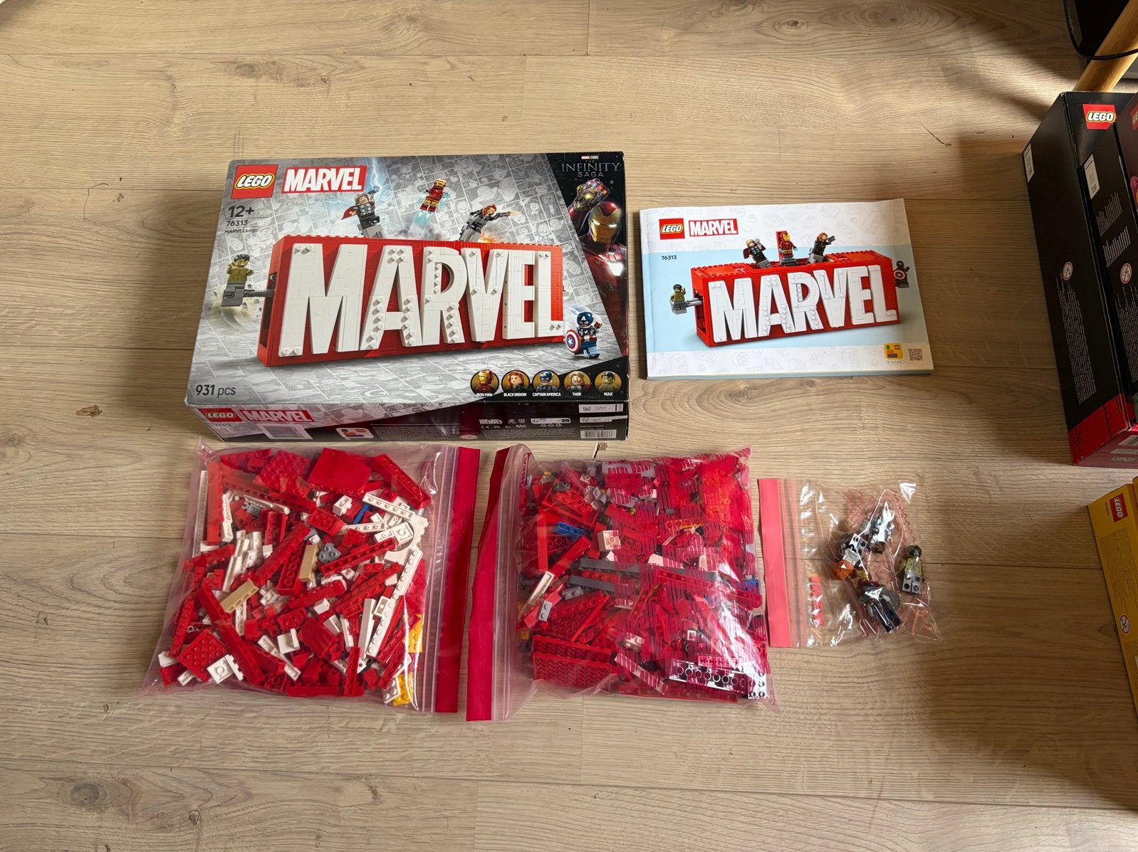 Lego Marvel Logo 76313 - 931 stuks - Zo goed als nieuw, Ophalen of Verzenden, Zo goed als nieuw