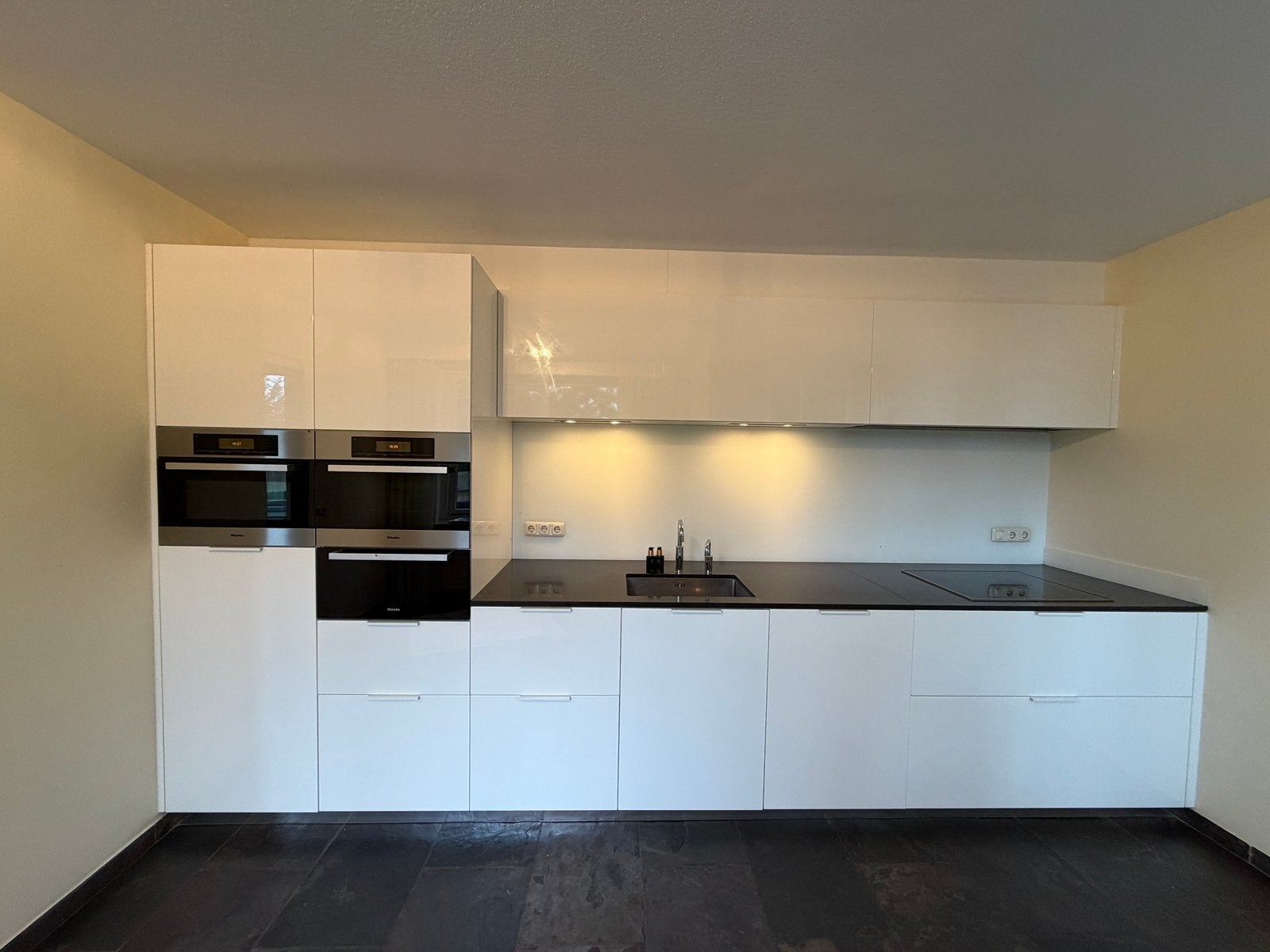 Moderne hoogglans witte keuken, Ophalen, Zo goed als nieuw, Wit