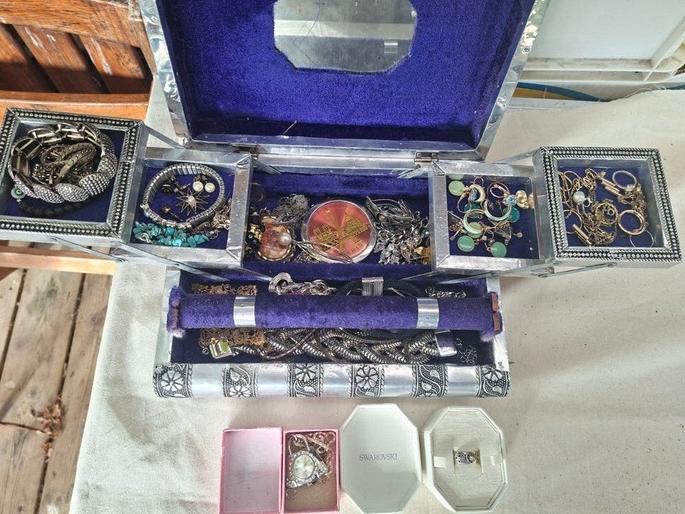 Uit een inboedel dit  sierkistje met inhoud, Ophalen of Verzenden, Zo goed als nieuw