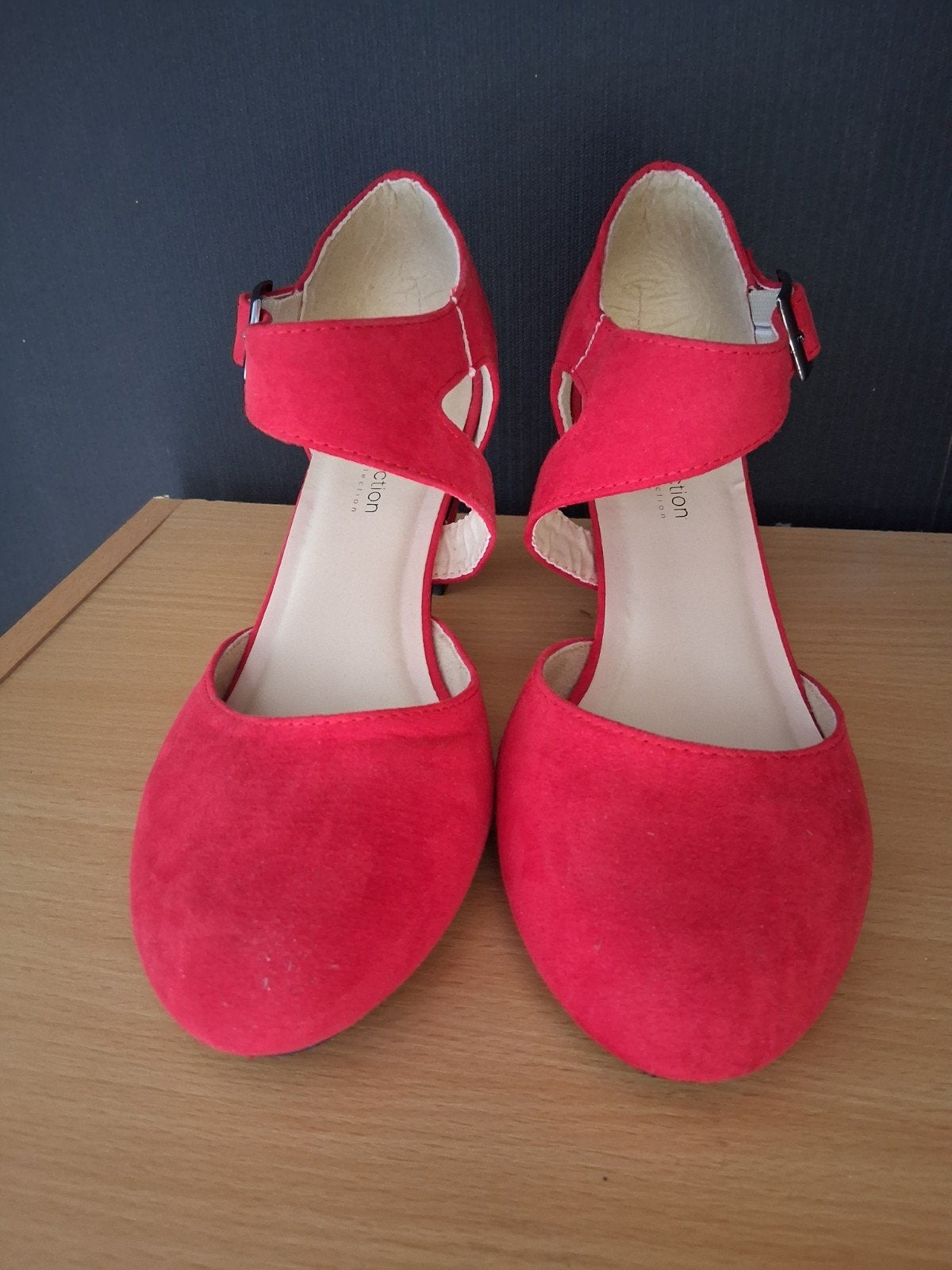 Rode pumps met bandjes - BPC Selection - Maat 40, Pumps, Ophalen of Verzenden, Zo goed als nieuw, Bpc selection