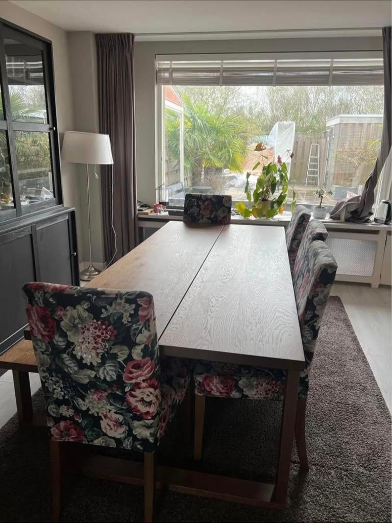 Tafel + bank. Zonder de stoelen