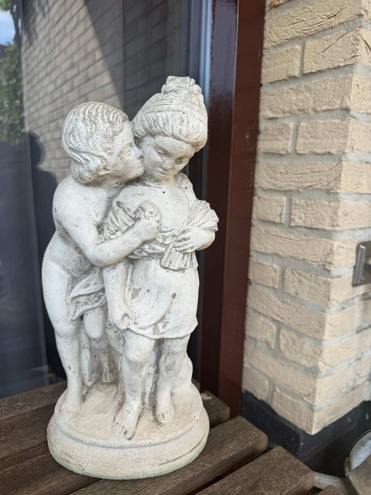 Vintage tuinBeeldje:Omhelzing, Antiek en Kunst, Kunst | Beelden en Houtsnijwerken, Beeld, Steen of Keramiek, Groep mensen, 20 - 50 cm