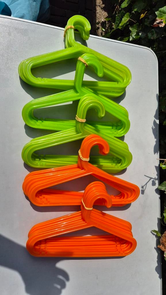 50 IKEA BAGIS kunststof kinderkledinghangers (groen/oranje), Ophalen of Verzenden, Zo goed als nieuw, Kunststof