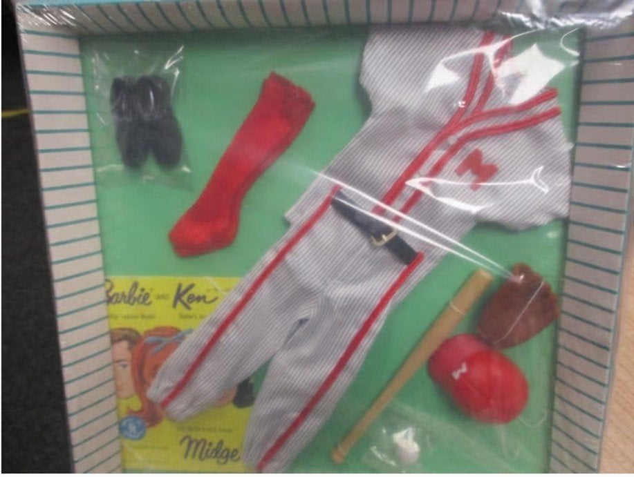 1961 BARBIE/KEN PLAY BALL OUTFIT Nieuw in verpakking, Verzenden, Nieuw, Kleertjes