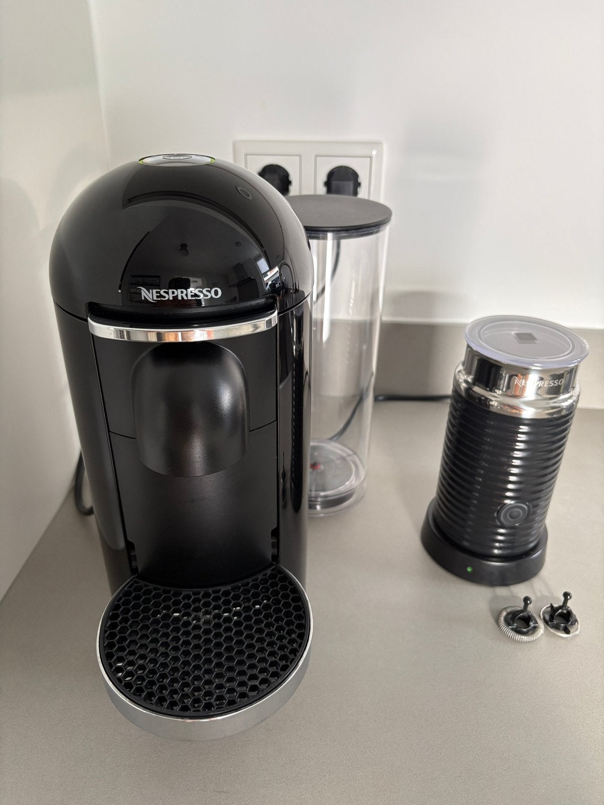 Nespresso Vertuo Next Piano Black met Aeroccino, Witgoed en Apparatuur, Ophalen, Koffiemachine, Zo goed als nieuw, Koffiepads en cups