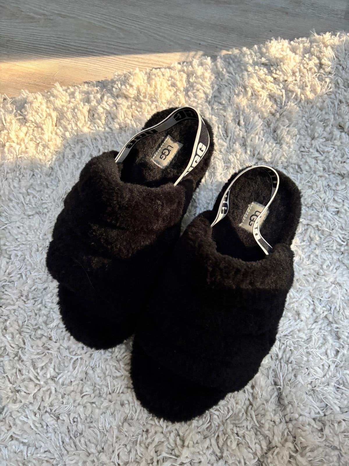 Zwarte UGG Fluff Yeah Slide pantoffels, Ophalen of Verzenden, Zo goed als nieuw, Zwart, Pantoffels of Sloffen