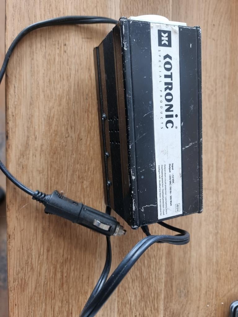 Kotronic 12V naar 230V Omvormer 300W, Auto diversen, Auto-accessoires, Ophalen of Verzenden