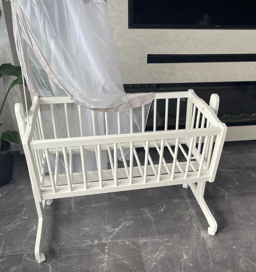 Wit babybedje met wieltjes en klamboe, Ophalen, Gebruikt, Wieg