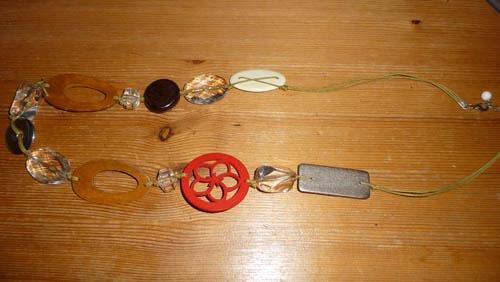 trendy ketting met houten en plastic kralen, Ophalen of Verzenden, Gebruikt
