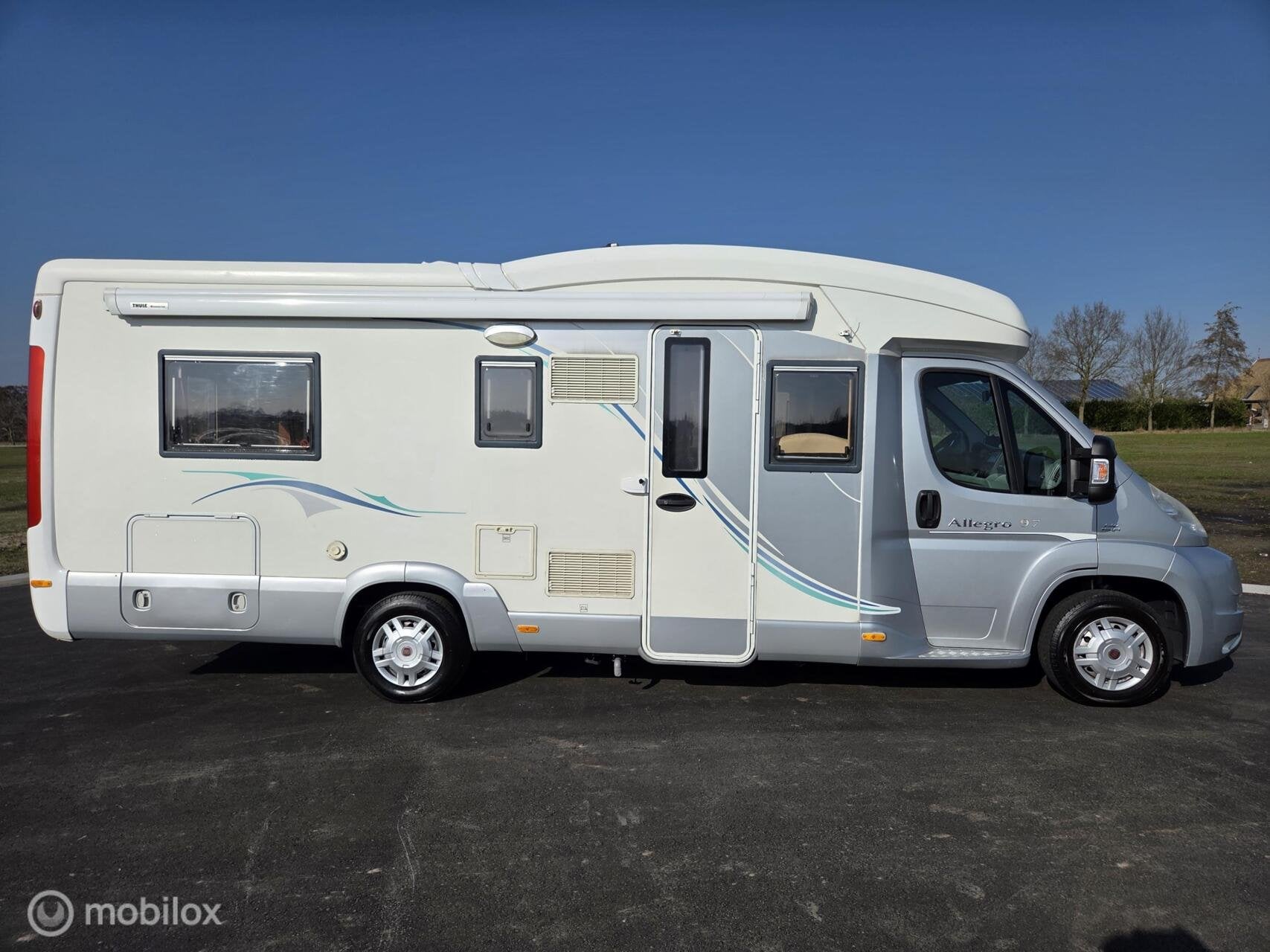 Chausson ALLEGRO 97 ☆Queensbed 2011☆Euro 4, Airco, NAP, Luifel, 7 tot 8 meter, Afzuigkap, Half-integraal
