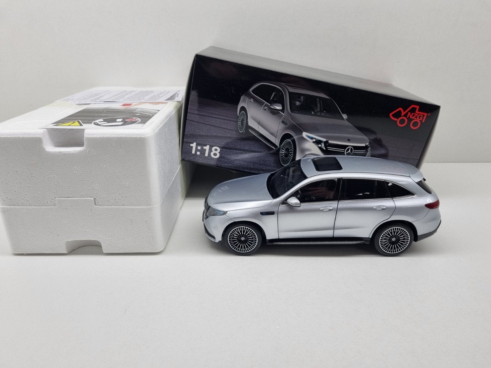 NZG
Mercedes-Benz EQC 400 4 Matic
Inclusief Led 1:18 Nieuw, Ophalen of Verzenden, Nieuw, Auto