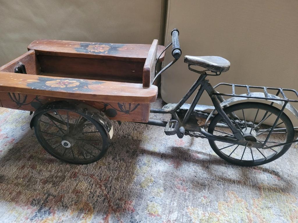 Antieke bakfiets, 80 jaar oud., Ophalen