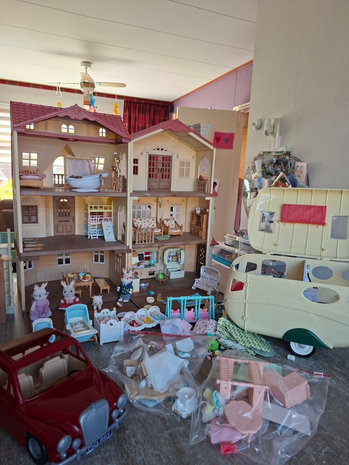 Grote Sylvanian Families set: huis, caravan, auto & meer, Ophalen, Gebruikt, Poppenhuis