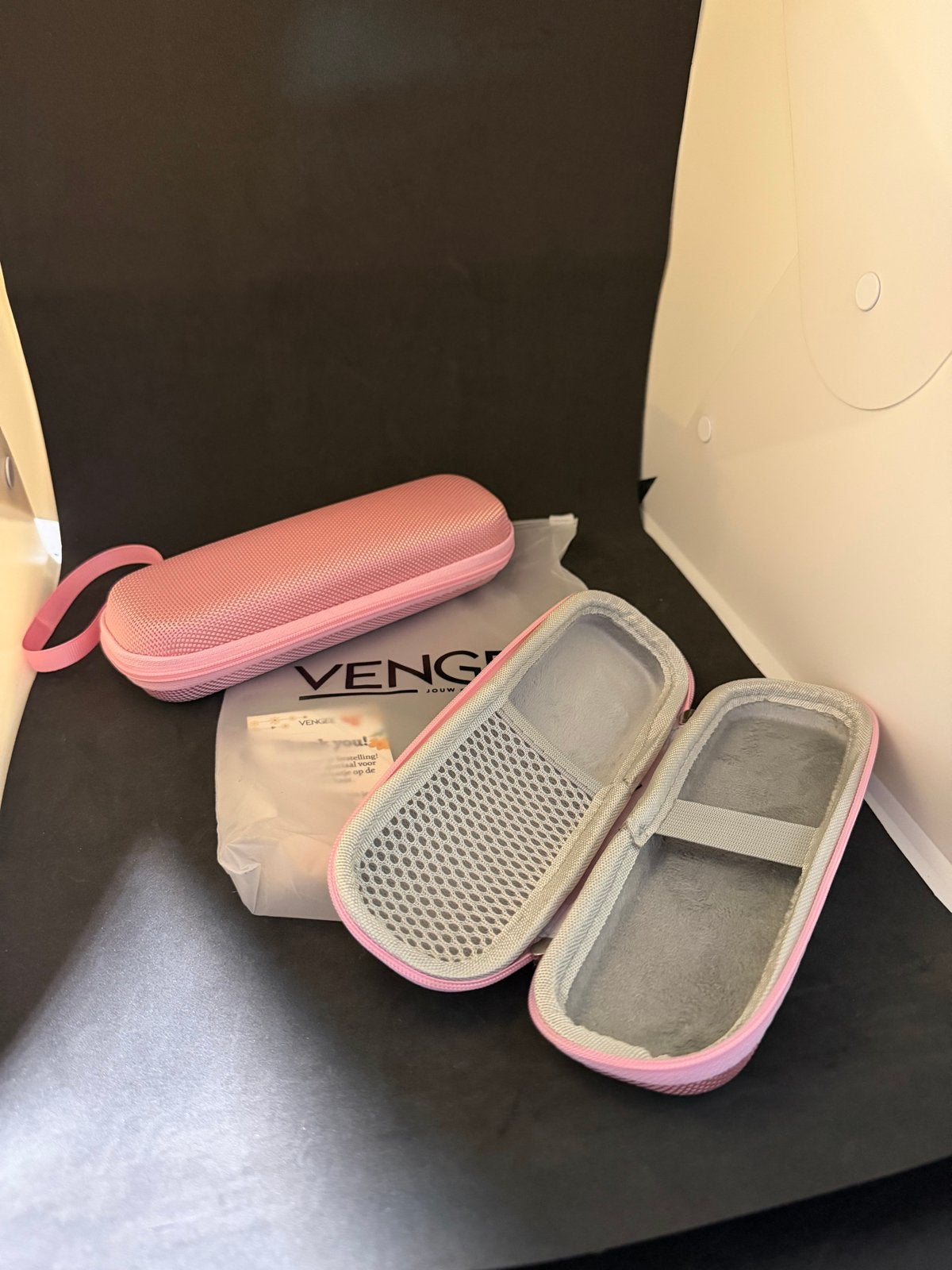 2x Nieuwe Roze Hardcase Brillenkoker - VENGÉ, Kromme rijn 10, Vengee@info.nl, Nieuw, Ophalen of Verzenden