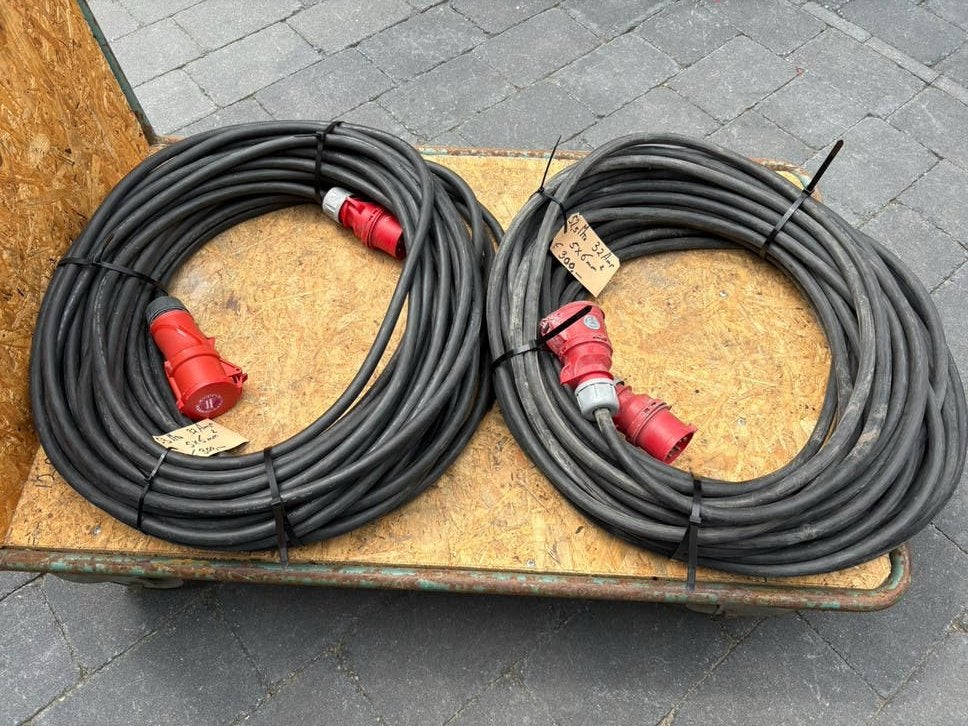 2 Krachtstroom kabels  ieder 52,5 mtr lang  380 volt/ 32 amp, Doe-het-zelf en Verbouw, Elektra en Kabels, Ophalen, Zo goed als nieuw