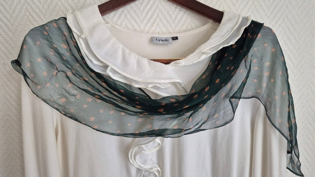 Lynde XL – Blouse met volantkraag en sierlijke shawl, Kleding | Dames, Lynde XL, Wit, Maat 42/44 (L), Ophalen of Verzenden