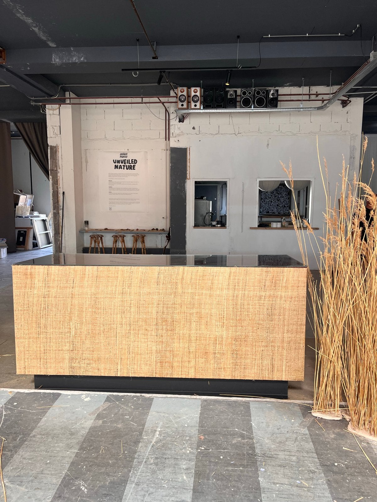 Gratis Unieke Bar / Balie met Raffia en Glazen Top, Ophalen, Gebruikt