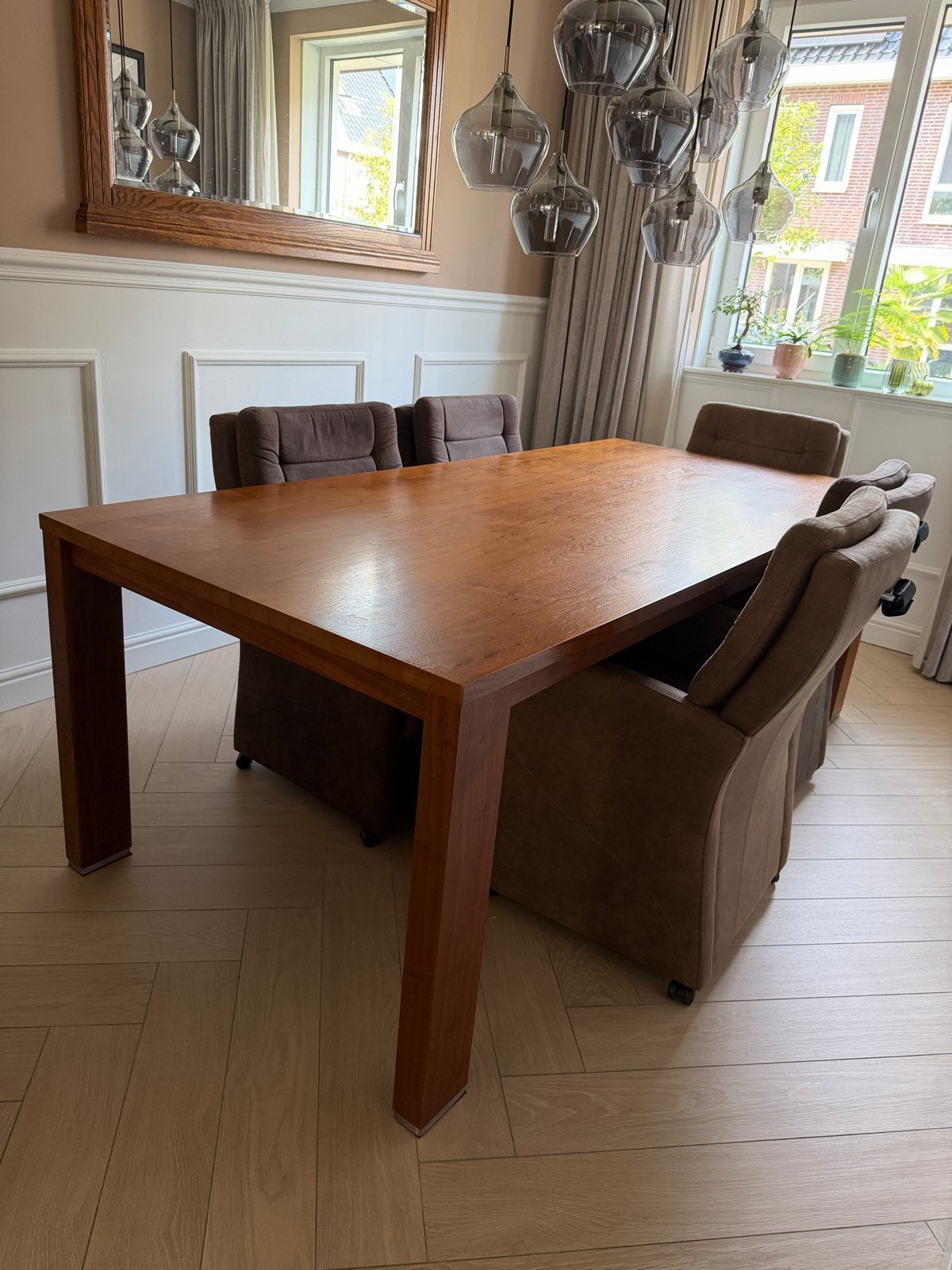 Foto 3 van Eettafel met 6 luxe eetkamerstoelen op wieltjes