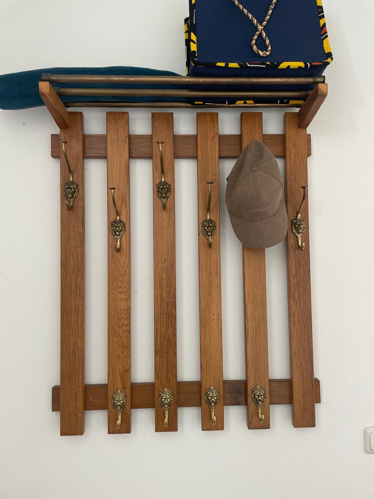 Houten kapstok met leeuwenkoppen en koperkleurige stangen, Gebruikt, 100 tot 150 cm, Hout, Ophalen