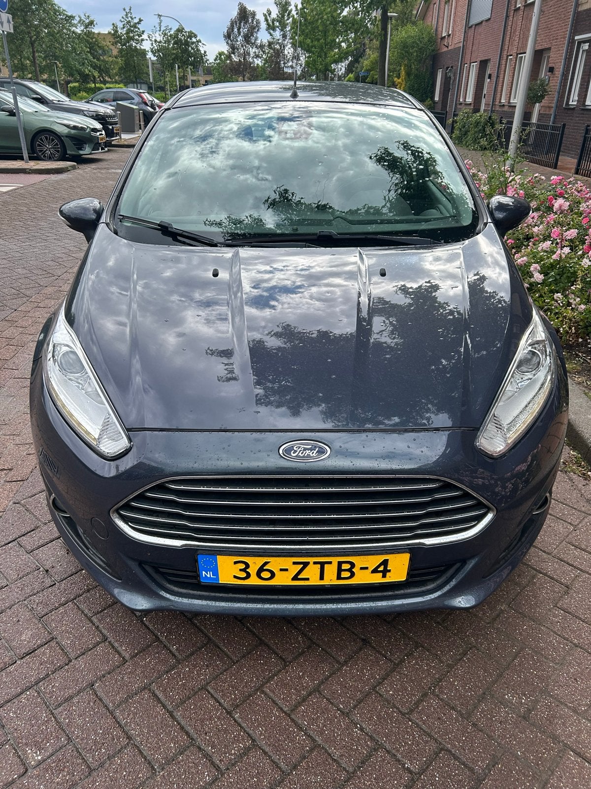 Ford Fiësta 1.0 74KW/100PK 5D 2013 Grijs, Auto's, Voorwielaandrijving, 40 €/maand, 100 pk, 23 km/l