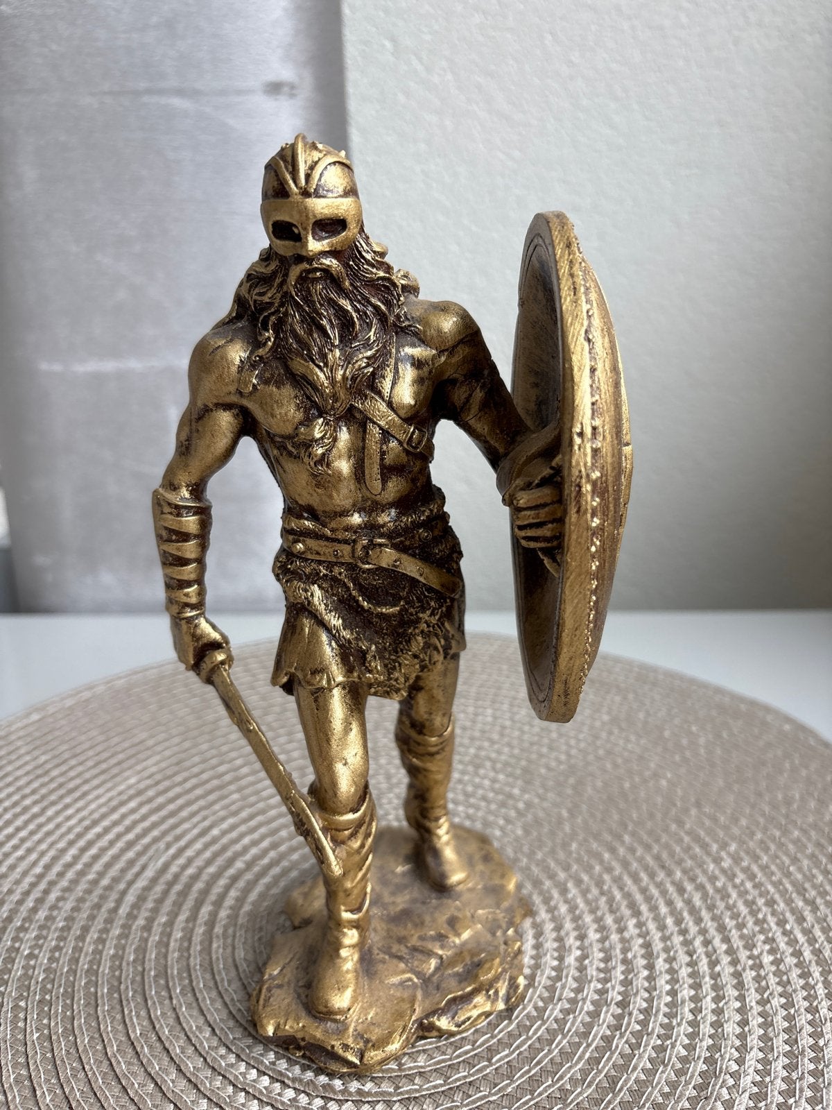 Gouden Viking Beeldje met Schild en Zwaard