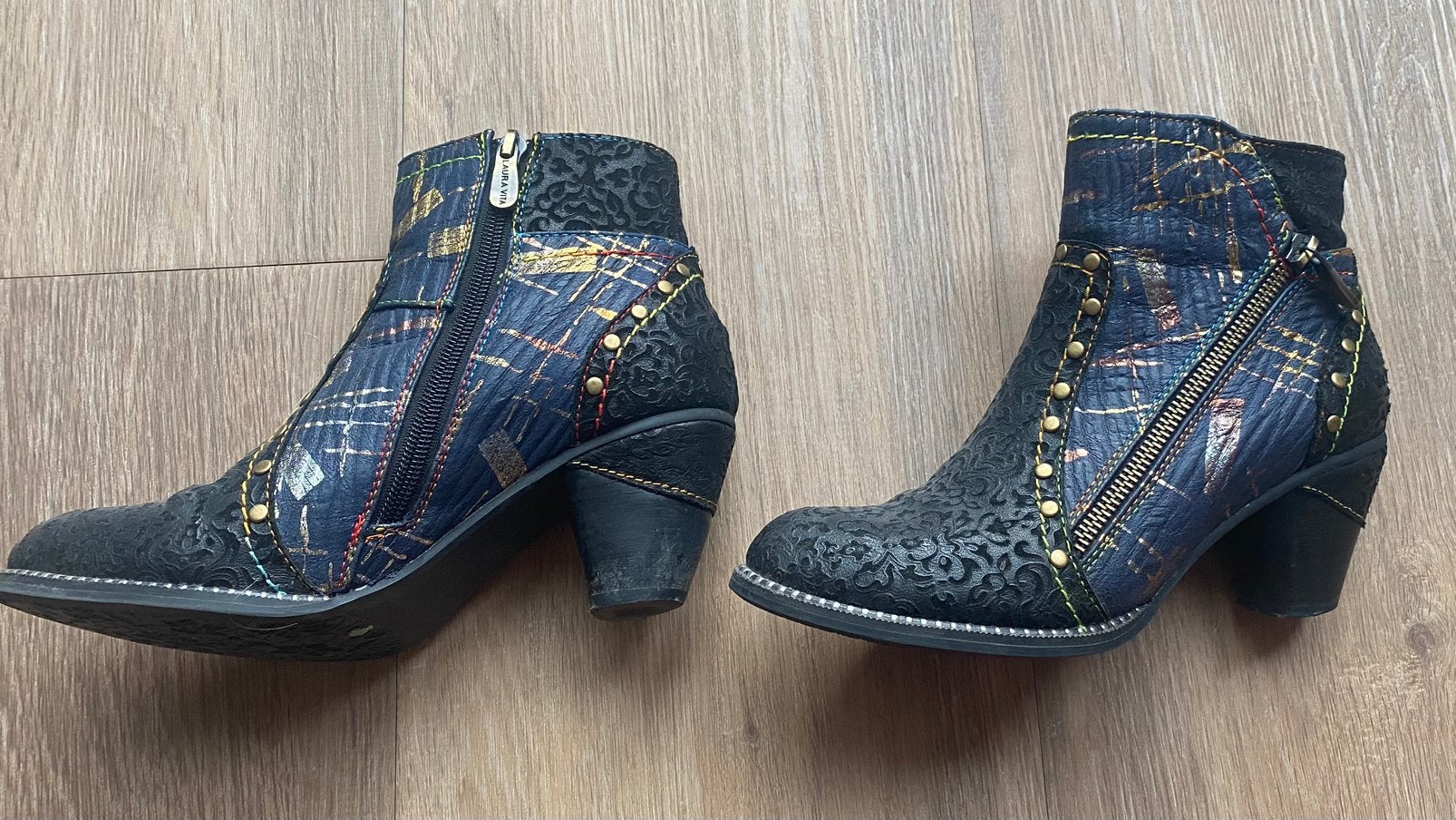 Laura Vita maat 36,  paar kleurrijke enkellaarsjes, Kleding | Dames, Schoenen, Ophalen, Blauw, Lage of Enkellaarzen, Gedragen