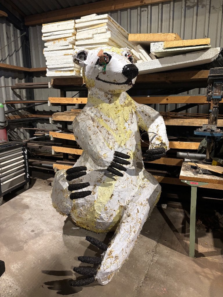 IJsbeer met ijsje carnavalswagen carnaval bloemencorso, Ophalen of Verzenden, Gebruikt, Feestartikel, Carnaval
