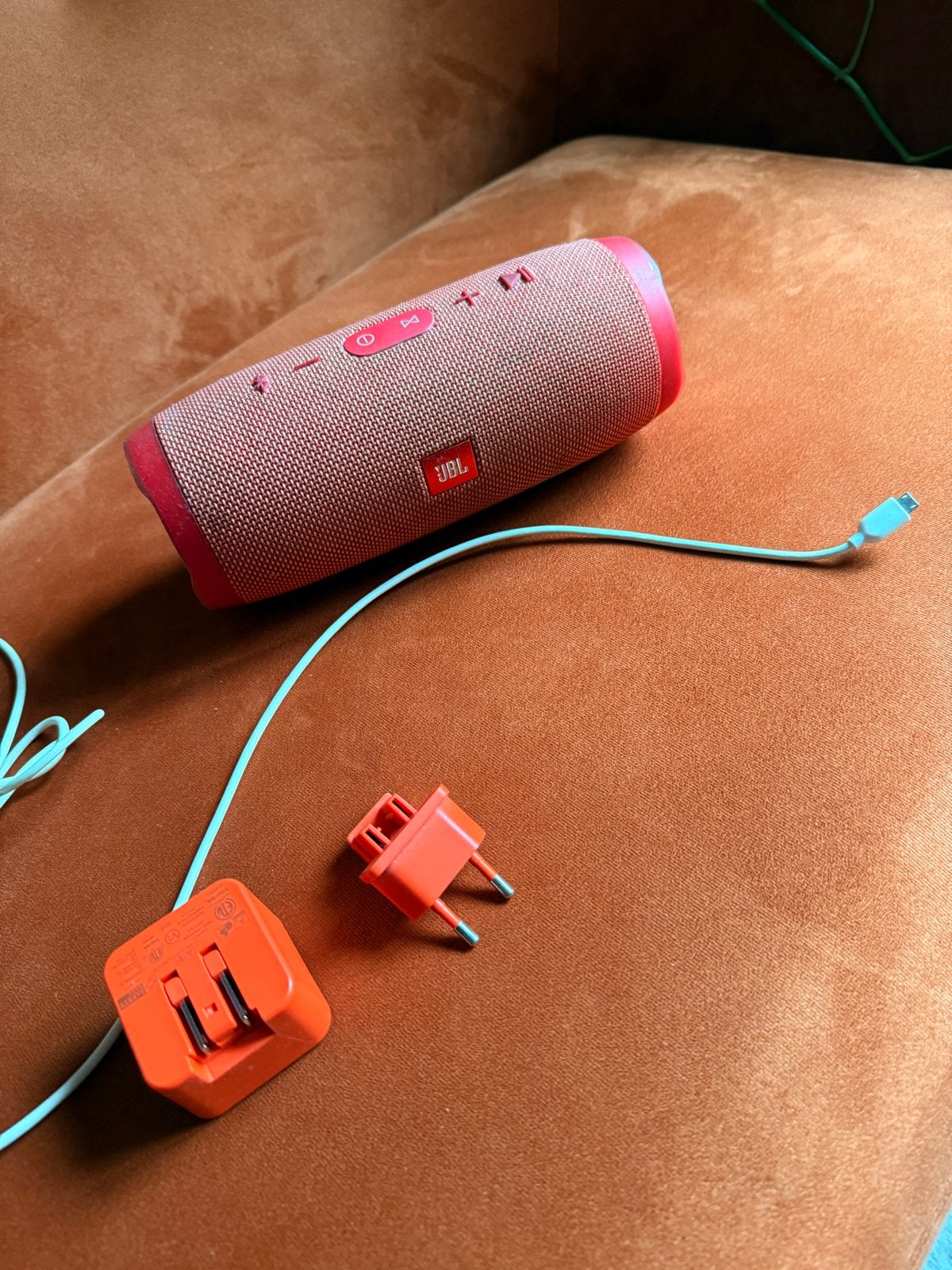 JBL Charge 3 (rood) - Gebruikt met barst en volumeprobleem, Gebruikt, JBL, Ophalen of Verzenden, Draagbare speaker