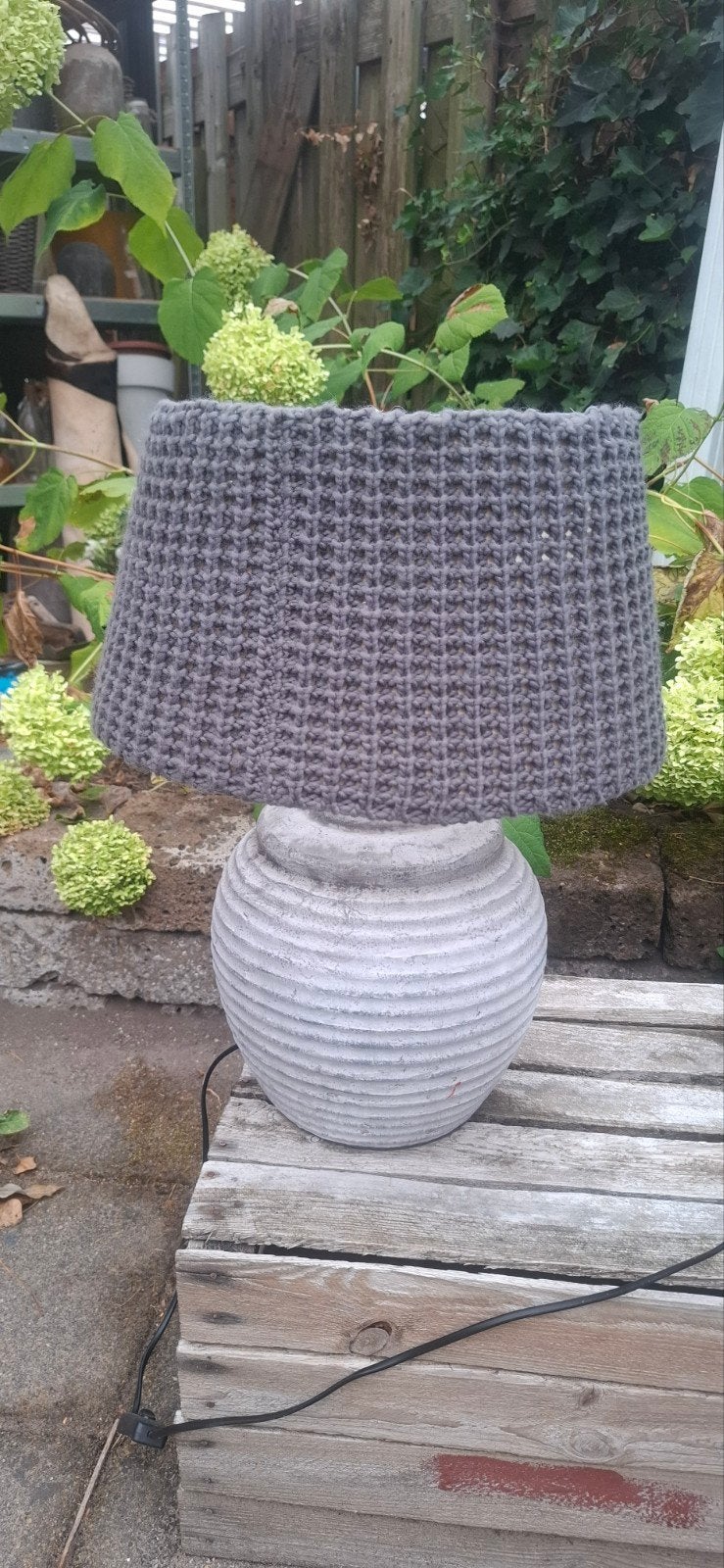 Mooie grijze lamp met gebreide kap en stenen voet, Ophalen, Gebruikt, Met kap, Grijs