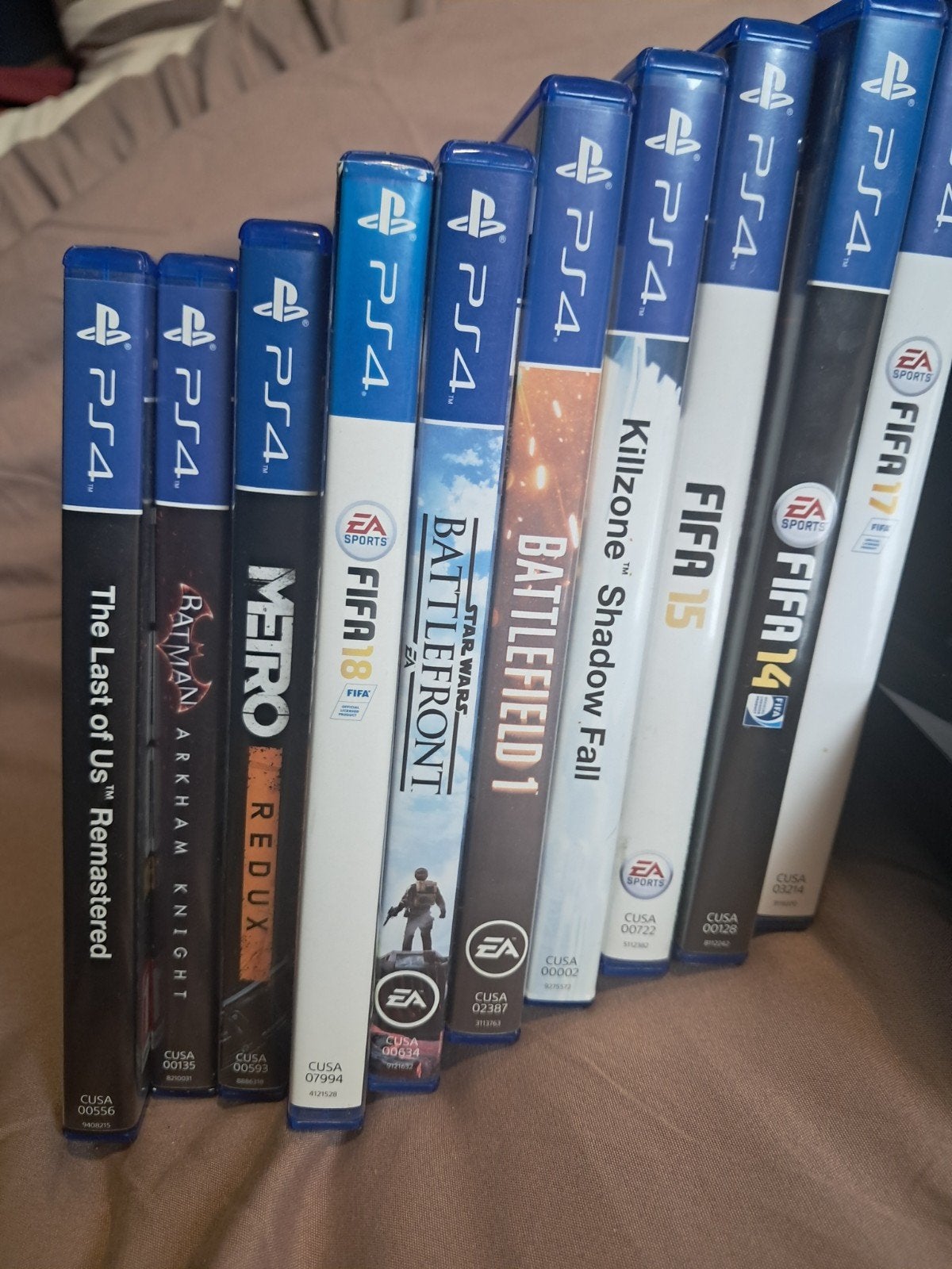 Foto 11 van ps4 met gam en een standaart