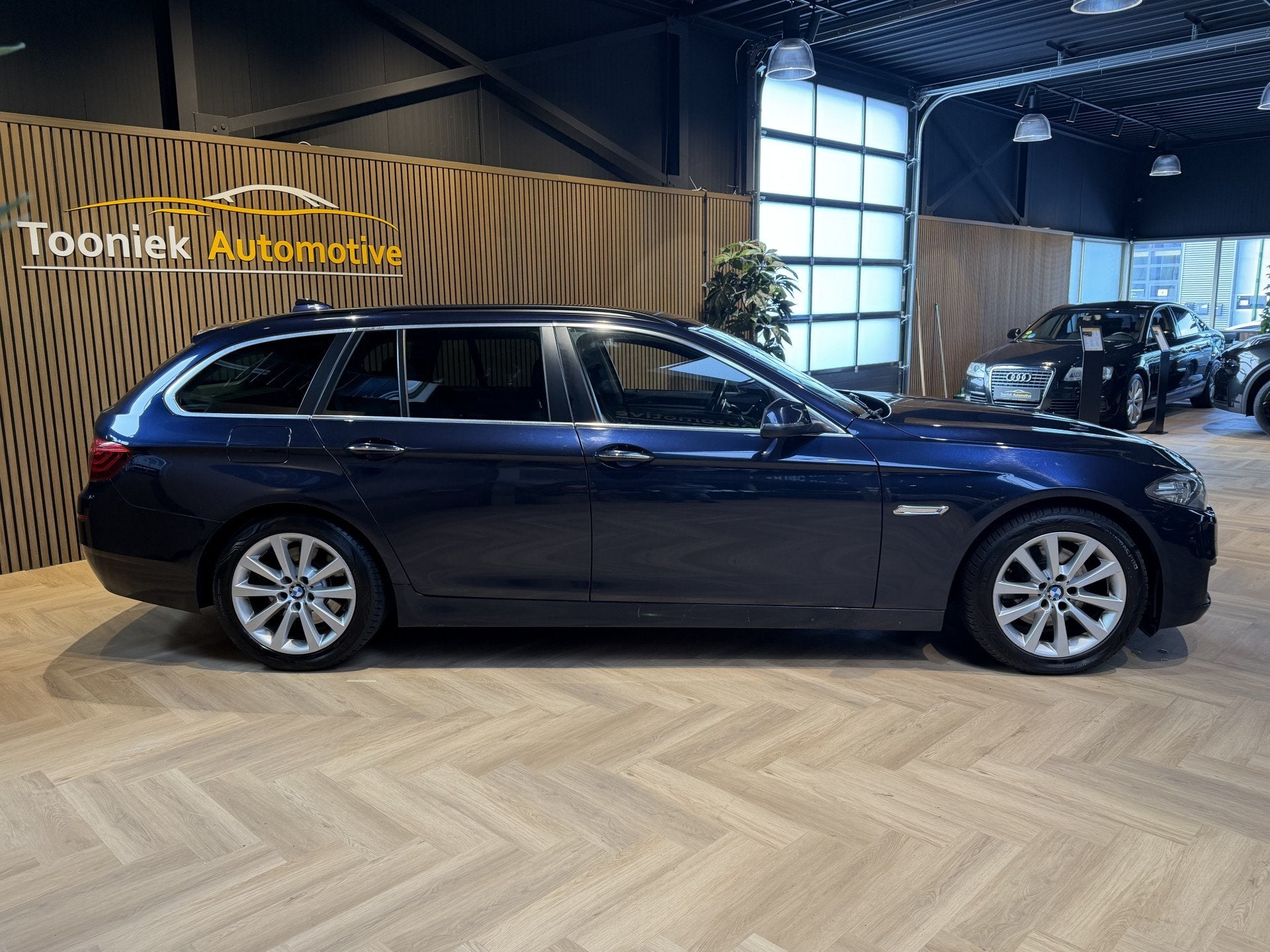 BMW 5 Serie Touring 520d M Sport Edition (bj 2015), Auto's, Dealer onderhouden, Achterwielaandrijving, 4 cilinders, Blauw