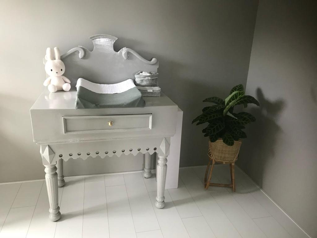 Vintage/brocante commode en ledikantje, Kinderen en Baby's, Kinderkamer | Commodes en Kasten, Gebruikt, Commode, 105 cm of meer