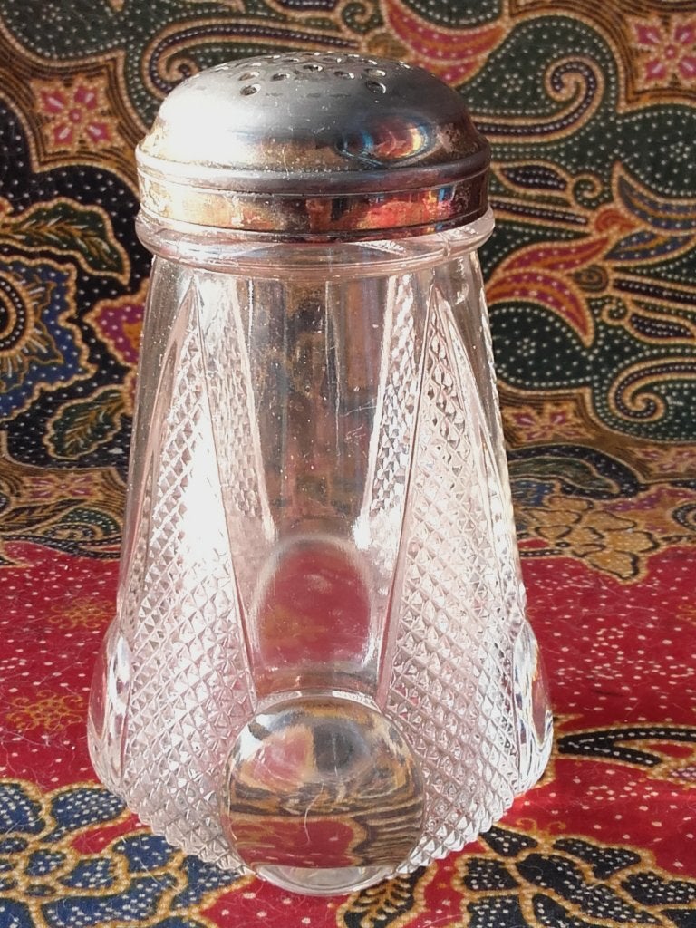 Mooie oude strooier uit Engeland van glas en tin 12,8 cm., Ophalen of Verzenden