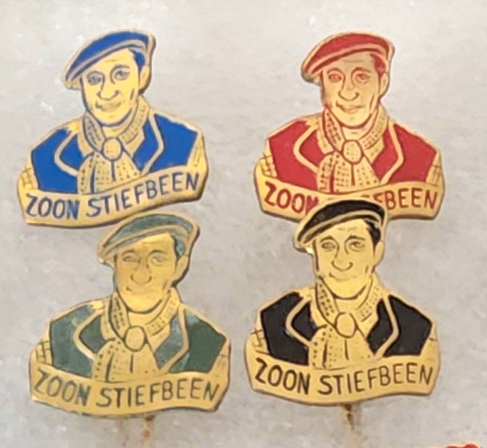 4 Speldjes Zoon Stiefbeen - Vintage Collectie, Verzamelen, Ophalen of Verzenden, Gebruikt, Overige onderwerpen, Speldje of Pin