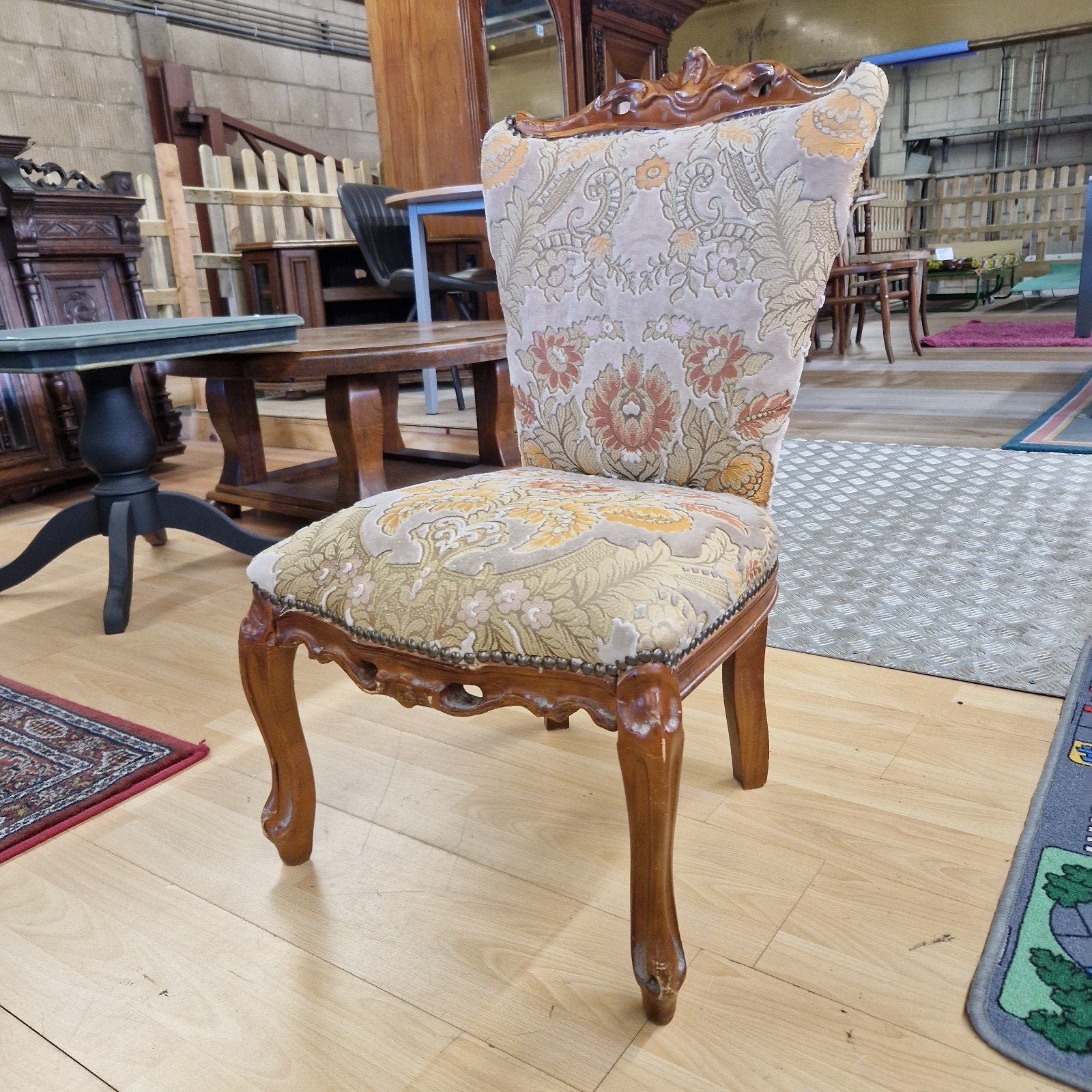 Antieke stoel met sierlijk houtsnijwerk en bloemenstof, Ophalen