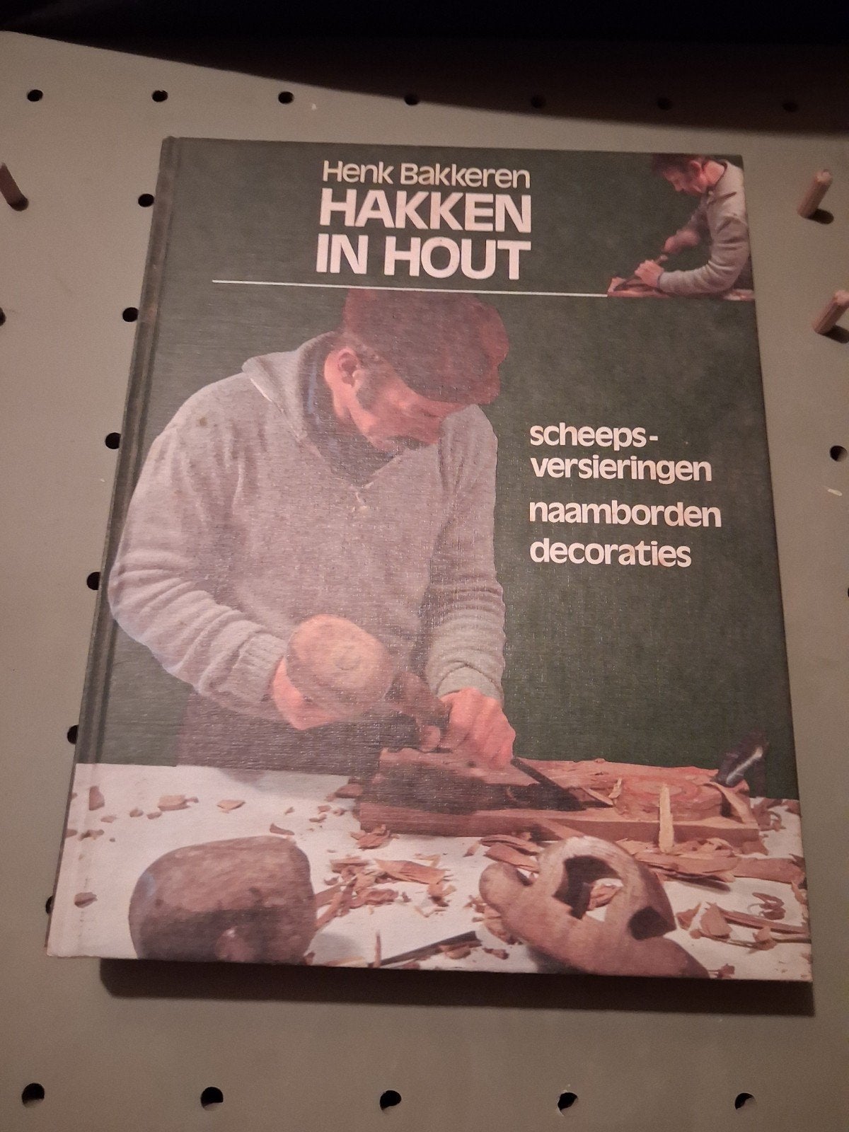 Hakken in Hout - Henk Bakkeren (Scheepsversieringen), Ophalen of Verzenden, Gelezen, Houtbewerking, Henk Bakkeren