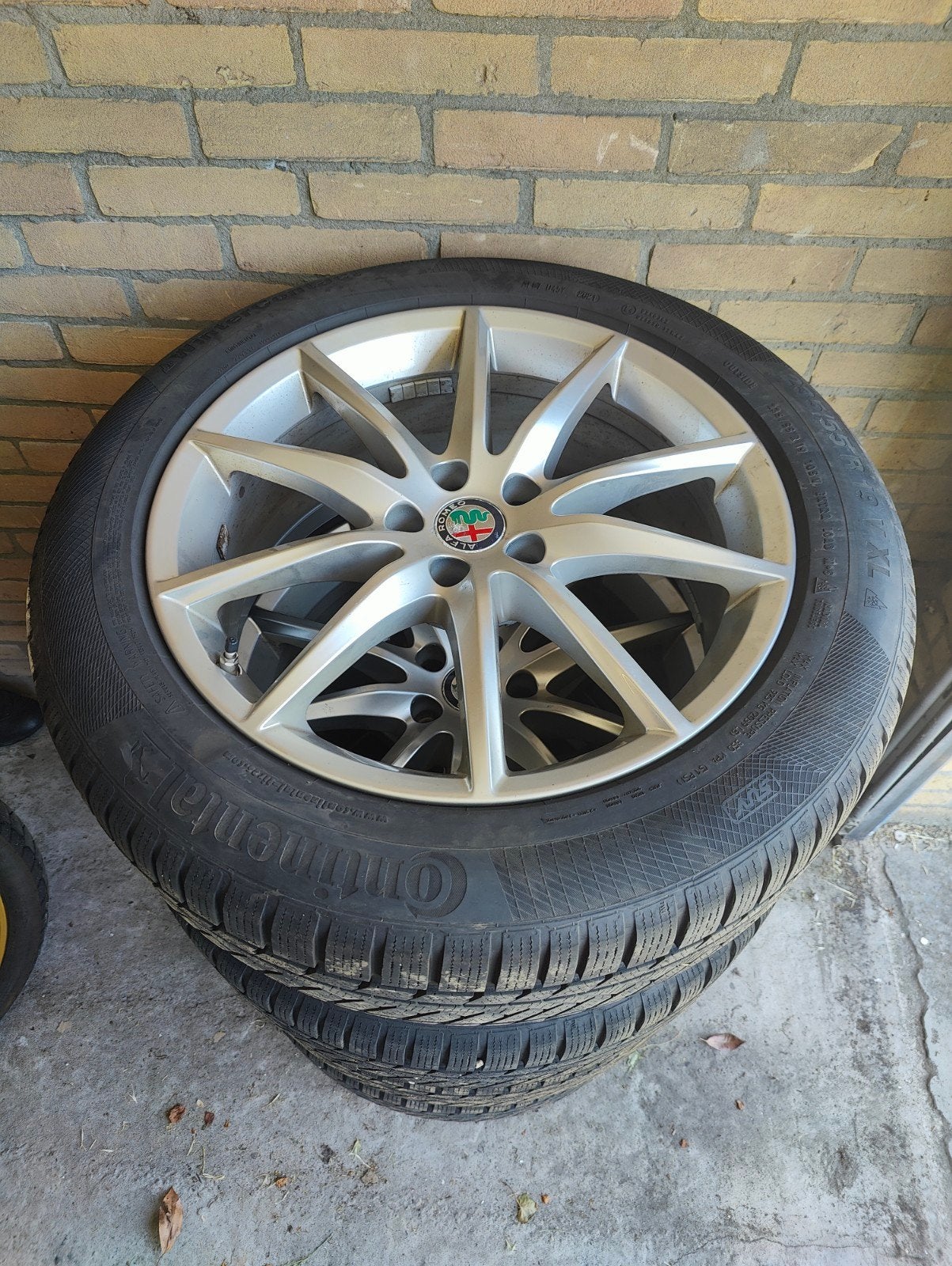 Continental banden op Alfa Romeo Velgen 235/55 R19, Auto-onderdelen, Banden en Velgen, 19 inch, Gebruikt, Banden en Velgen, 235 mm