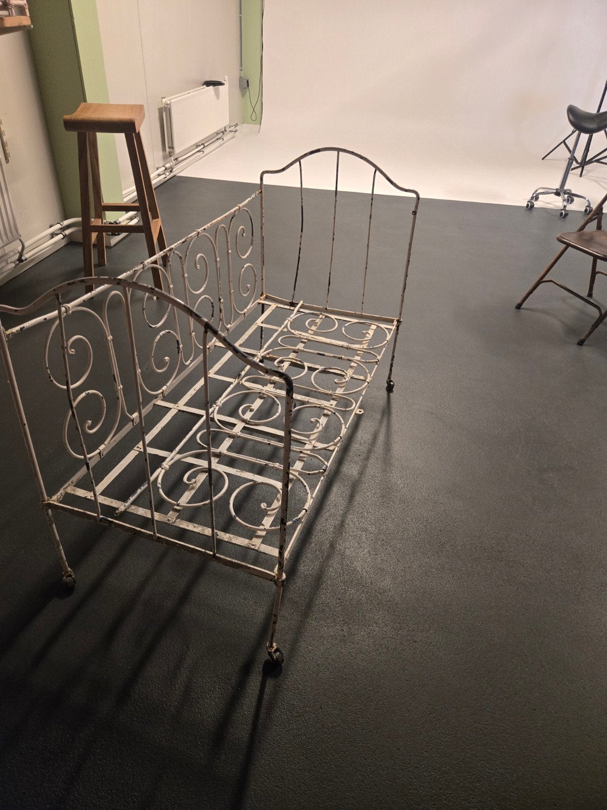 Brocante ledikant / bankje - Frans bed met liefde nodig, Antiek en Kunst, Ophalen